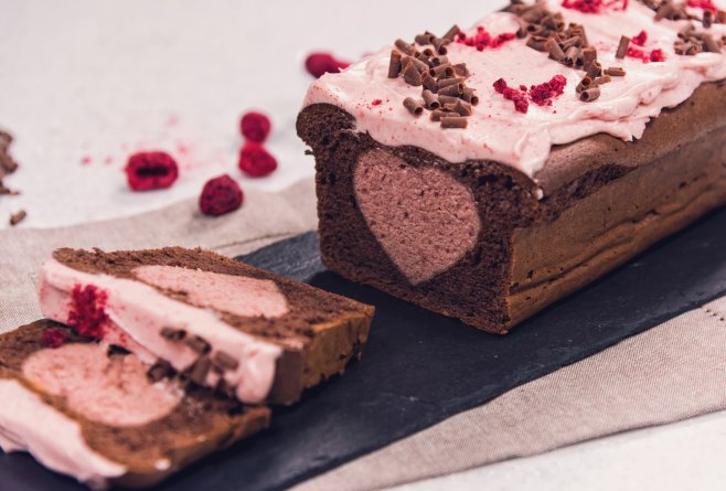 Desert chec de cacao cu inimioara de zmeura