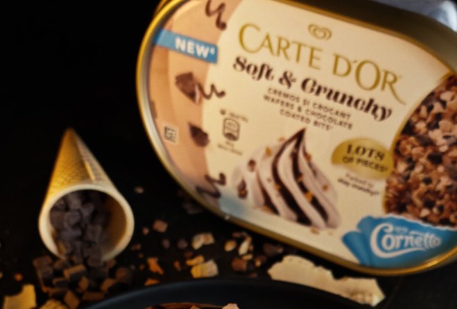 Clătite americane cu fructe, înghețată și topping crunchy