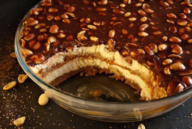 Tiramisu Snickers – desert cremos cu mascarpone, caramel și arahide crocante