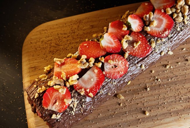 Ruladă cu cremă de ciocolată și căpșuni - Rețeta delicioasă și rapidă 