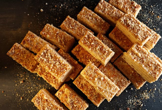 Prăjitură cu migdale pralinate și cremă de vanilie - Fragedă și delicioasă