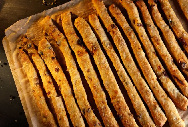Grisine cu roșii uscate - Rețeta ușoară pentru o gustare delicioasă