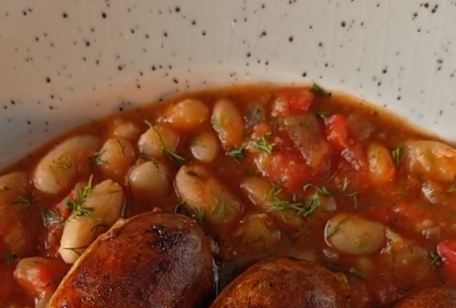 Fasole cu cârnați de casă - Rețeta tradițional românească cu savoare maximă