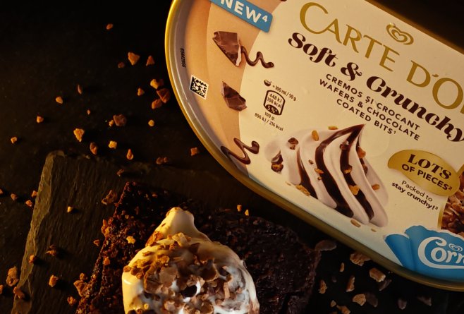 Brownie cu înghețată cremoasă și topping crunchy
