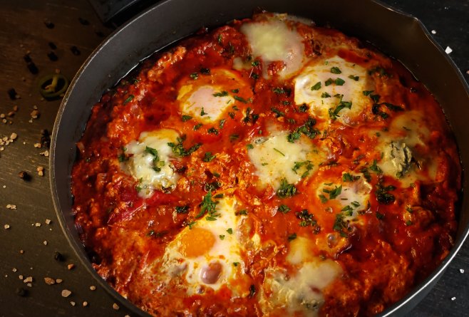 Shakshuka cu gorgonzola și salam chorizo - Rețeta savuroasă și rapidă