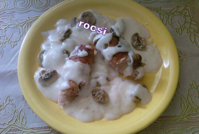 Rulouri din muschi de porc cu sos bechamel