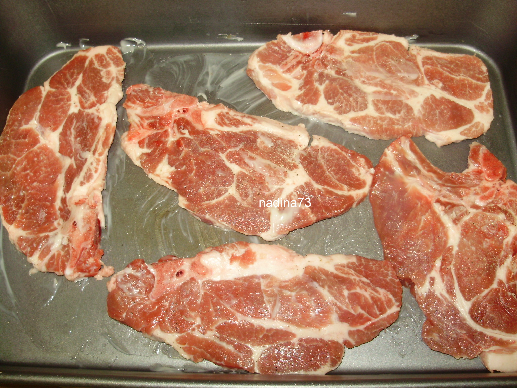 Cotlet de porc aromat cu cartofi la cuptor
