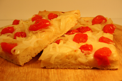 Focaccia cu ceapa si rosii (de post)