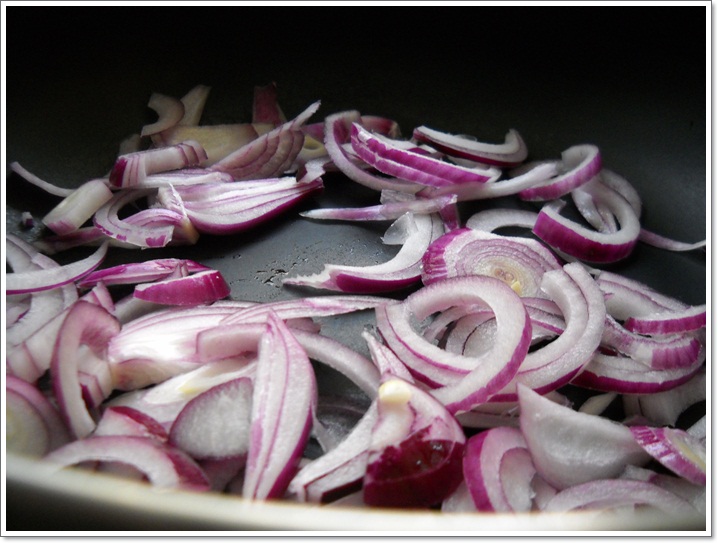 Muschiulet la cuptor cu ceapa caramelizata
