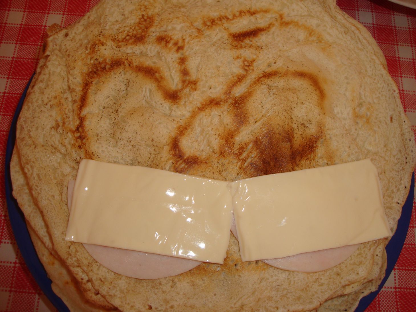 Aperitive clatite pane