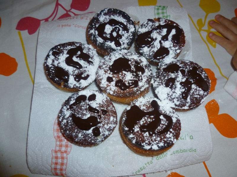 Briose cu dulceata de cirese amare si nutella ( primele mele briose)