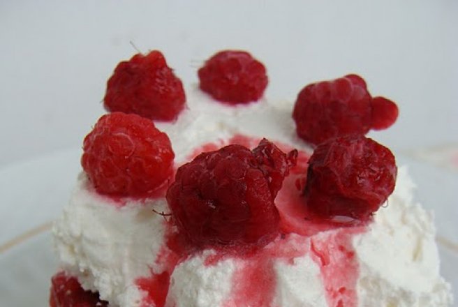 Desert cu jeleu de zmeura si frisca