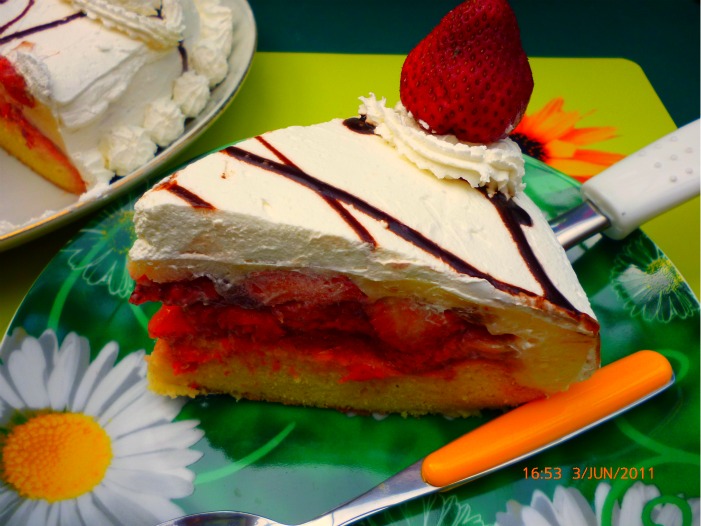 Tarta cu frisca si capsuni