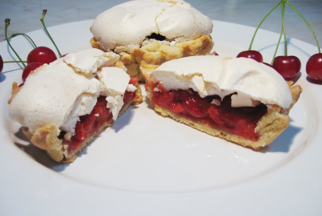 Tarte cu vişine şi bezea