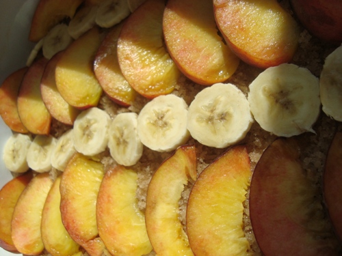 Prajitura rasturnata cu piersici si banane