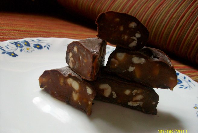 Batoane de caramel si alune invelite in ciocolata