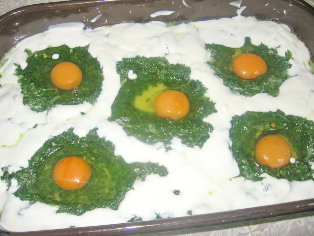 Spanac gratinat cu ochiuri