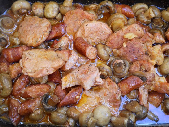 Muşchi cu cârnaciori afumaţi şi ciuperci la cuptor