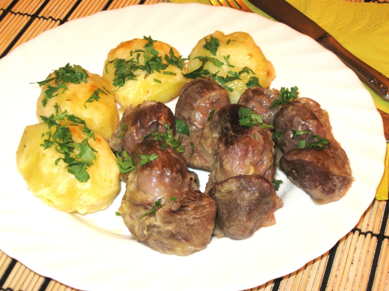 Pipote de curcan la tigaie cu garnitura de cartofi aurii