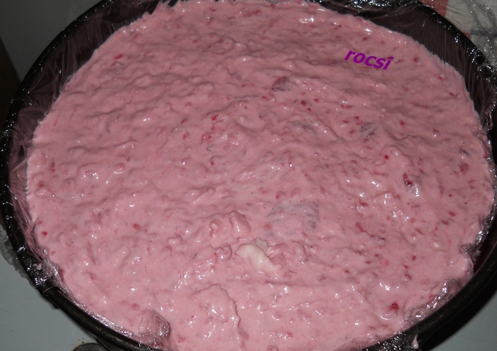 Tort cu zmeura si glazura de ciocolata