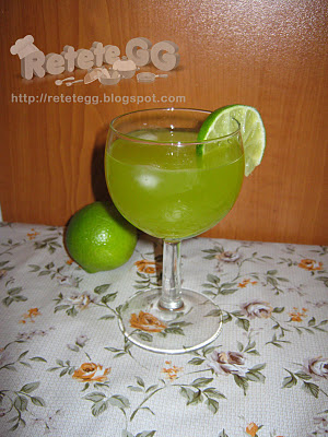 Appletini cocktail