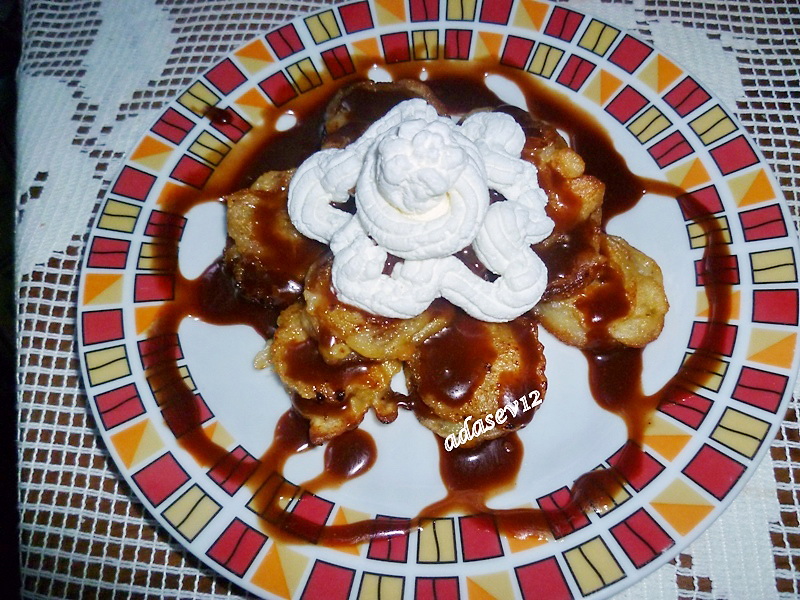 Banane prajite in aluat cu sos cioco-caramel