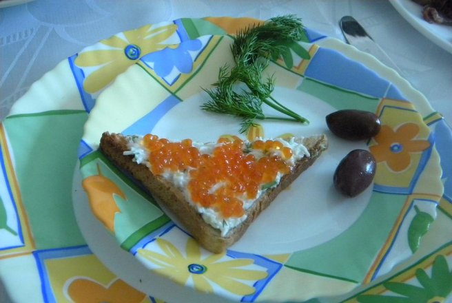 Paine prajita, cu ou si icre rosii