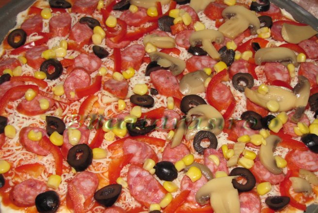 Pizza cu carnaciori