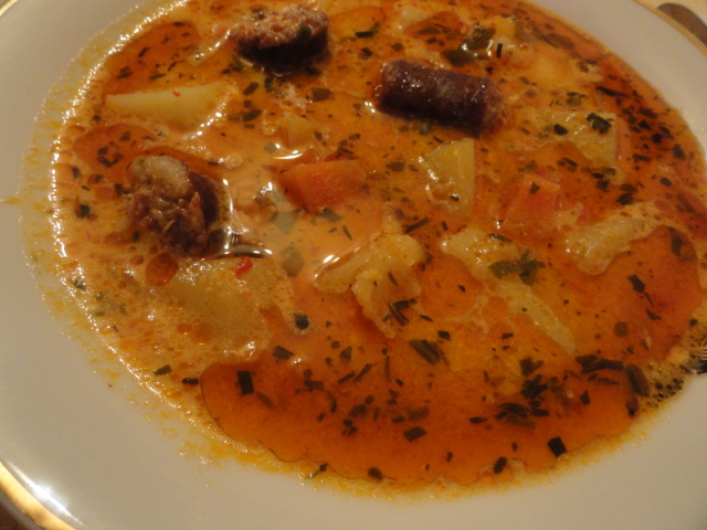 Ciorba de cartofi cu carnati de casa afumati - reteta traditionala romaneasca