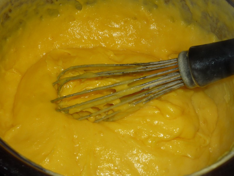 Desert prajitura cu nuci caramelizate, crema de vanilie si lamaie