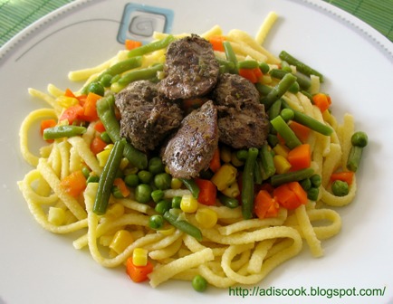 Eierspatzle cu ficat de pui si legume