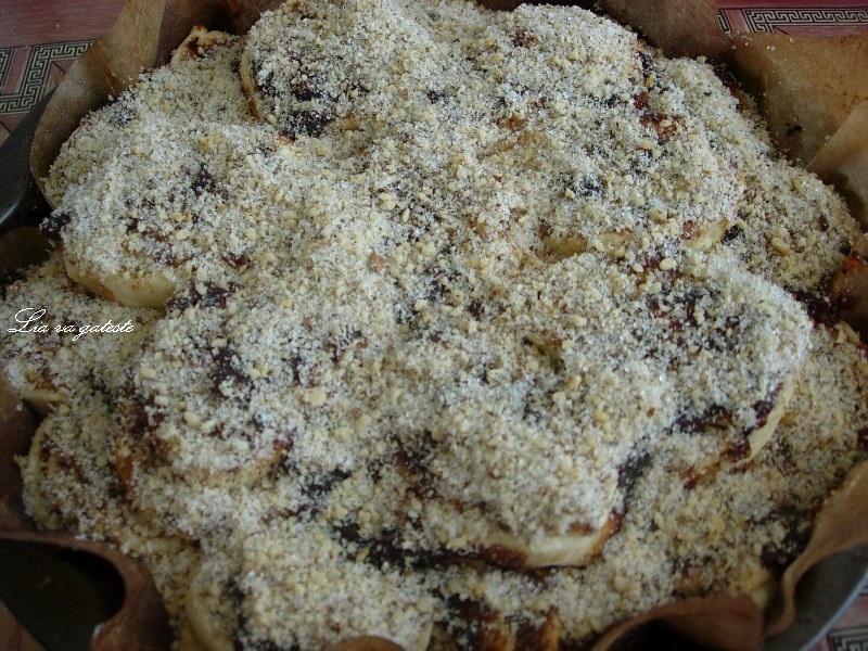 Cozonac floare, cu nuca si gem de prune