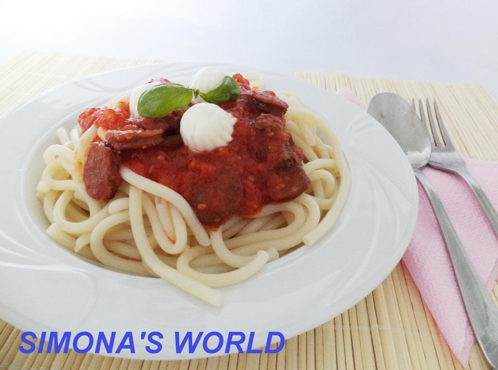 Spaghete cu carnat si sos de rosii