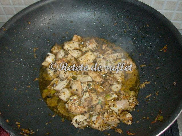 Fusilli cu pui, rosii si sos pesto