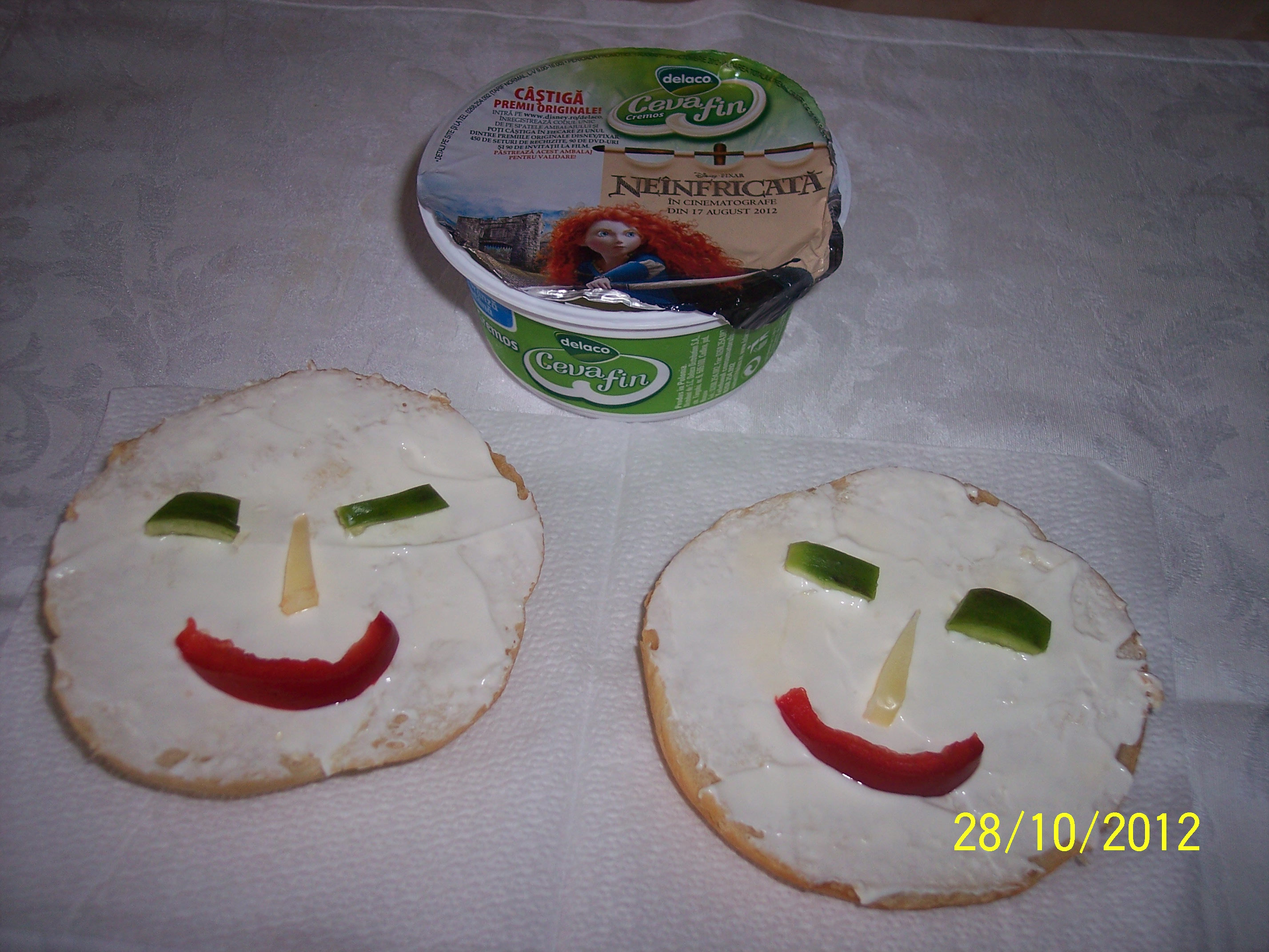 Sandwich cu ceva fin - fata vesela