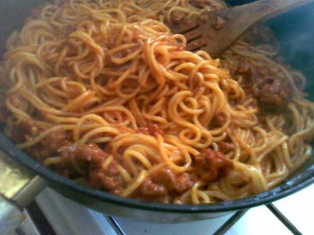 Spaghete cu sos Ragu