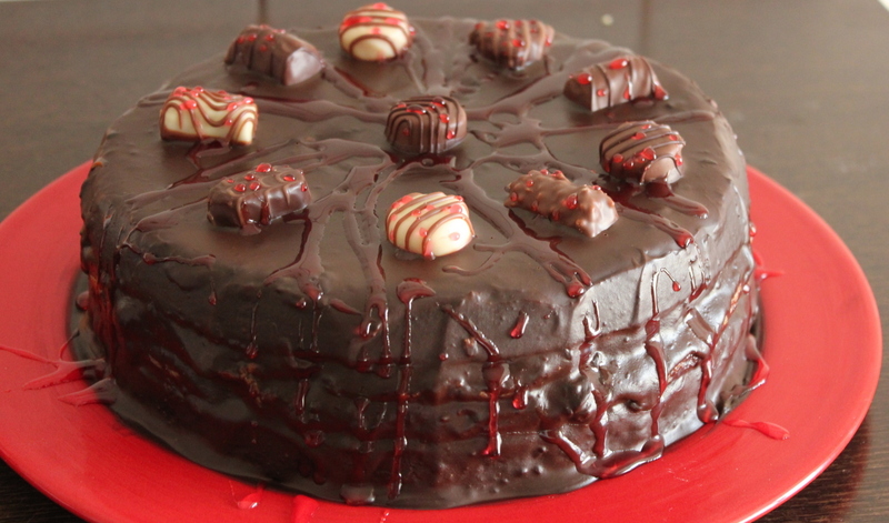 Tort cu cafea, mure si sos de vin rosu