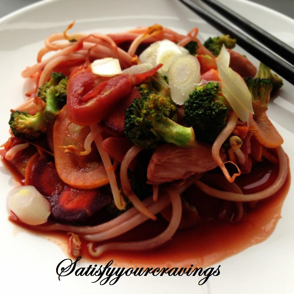Stir-fry cu pui, muguri de fasole şi legume