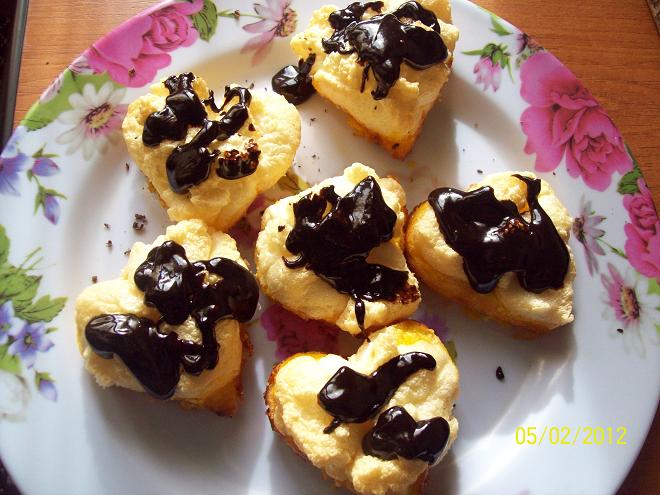 Prajiturele cu branza si spuma de ou