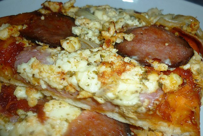 Pizza cu sunca, salam si branza