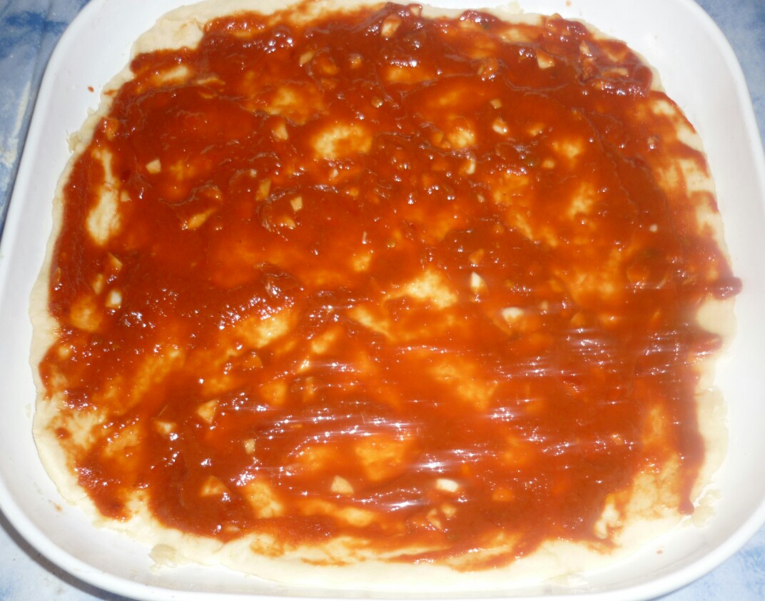 Pizza cu sunca, salam si branza