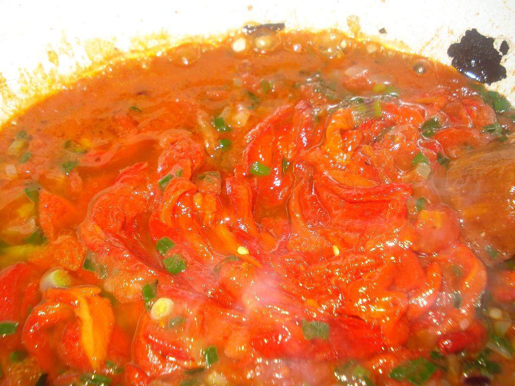 Tocanita de ardei rosii copti si carnita de porc