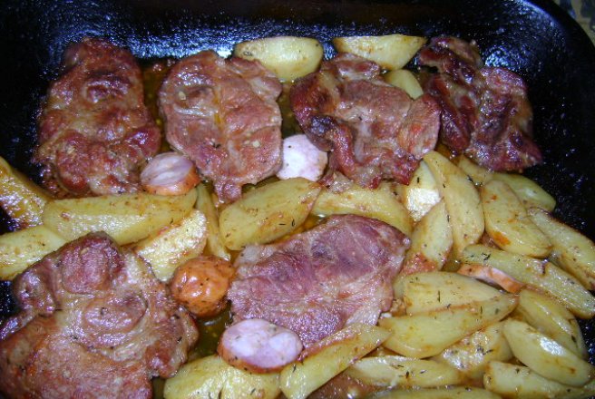 Ceafa de porc cu carnati ,cartofi si bere la cuptor