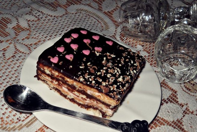 Tort de biscuiti cu crema de capsuni si ciocolata