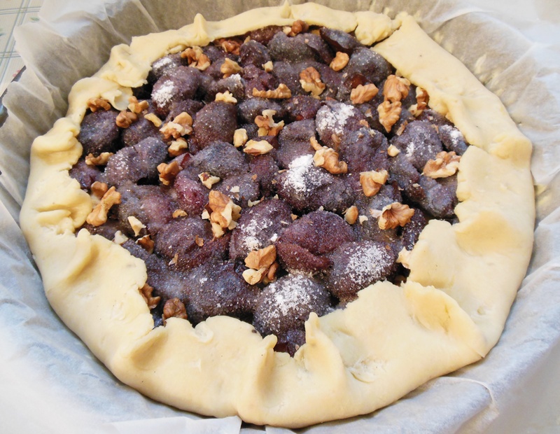 Tarta rustica cu prune si nuci