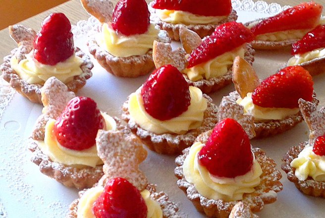 Barcute cu crema Chantilly si capsuni,Biscuiti floricele cu gem