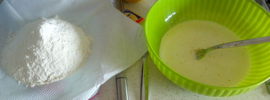 Barcute cu crema Chantilly si capsuni,Biscuiti floricele cu gem