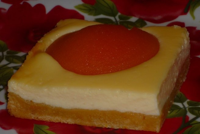 Prajitura cu branza dulce si piersici din compot
