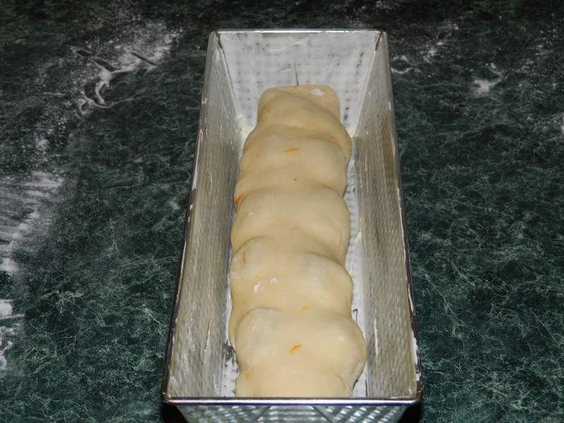 Cozonac cu prune uscate