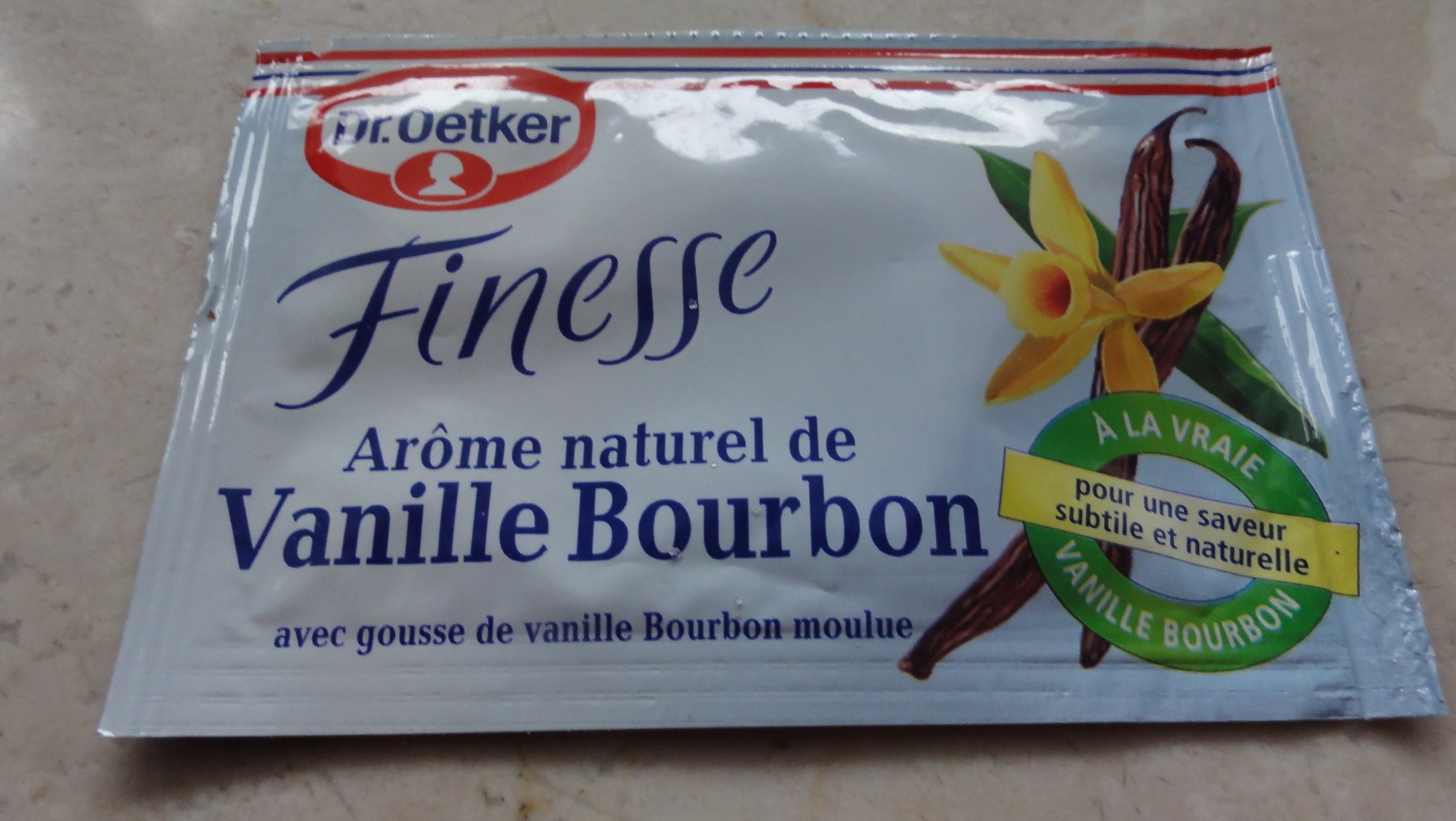 Prajitura cu nuca,dulceata de capsuni si bezea